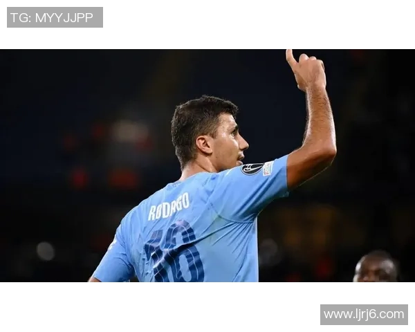 足球巨星用一根手指庆祝胜利展现自信与决心瞬间的动人画面