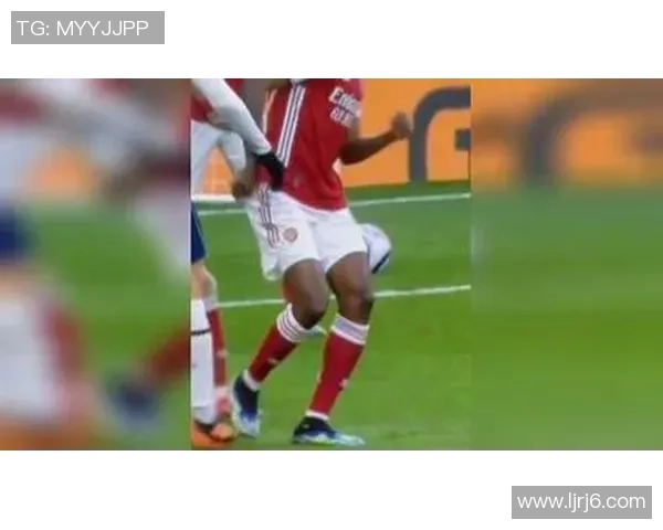 足球明星下楼梯卡点瞬间引热议 笑料不断引发网友热议