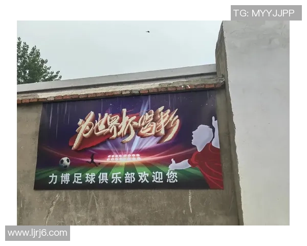 足球巨星风采沙发装饰画设计，展现经典瞬间与运动激情