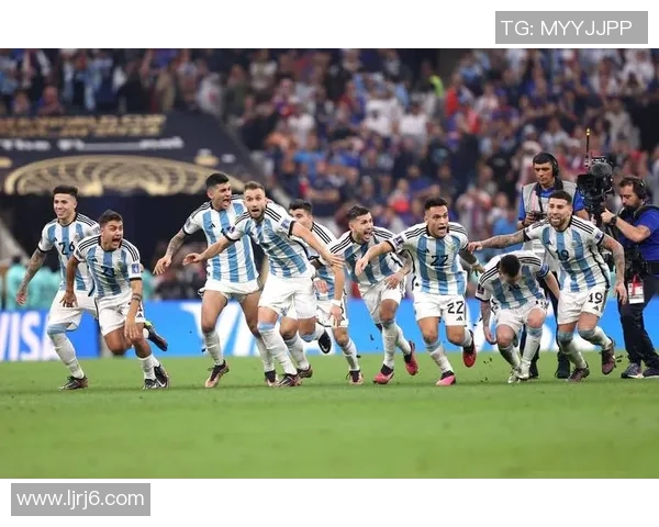 足球球星怒火中烧瞬间展现赛场激情与压力的极限反应