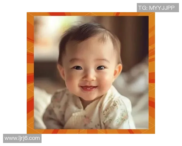 阳光下男孩紧抱心中偶像仿佛守护梦想般纯真动人的瞬间 阳光下男孩紧抱心中偶像仿佛守护梦想般纯真动人的瞬间